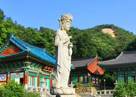 회룡사는 조선 태조 이성계와 무학대사에 얽힌 전설이 전해지는 유서 깊은 사찰입니다. 전설이 전해지는 유서 깊