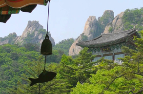 높이는 739.5m이고, 주봉(主峰)은 자운봉이며, 북한산(北漢山)과 함께 북한산 국립공원에 포함되어 있으며