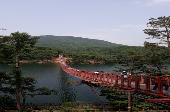 물빛 풍경이 아름다운 산책코스로 유명한 마장호수는 친환경 공원으로 조성되어 방문객들에게 편안한 쉼터를 제공하